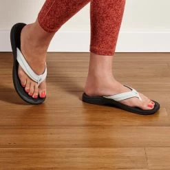 OluKai ‘Ohana - White / Black -Trend Shoe Shop 20110 4R40 102 W Ohana WhtBlk Web Opt