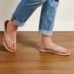 OluKai Honu - Tapa / Golden Sand -Trend Shoe Shop 20436 20GS 102 W Honu TapGlds Web Opt