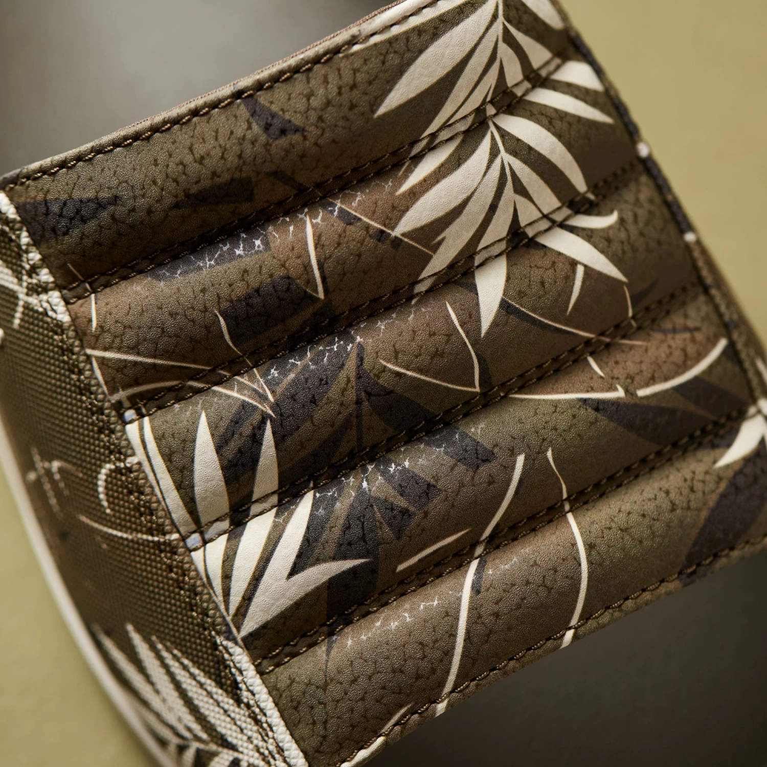 OluKai Maha 'Olu - Hunter / Aloha 4 OluKai Maha 'Olu - Hunter / Aloha - Image 2