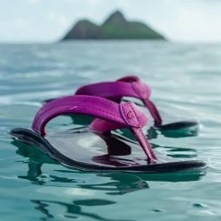 OluKai ‘Ohana - Orchid Flower / Black -Trend Shoe Shop Ohana OrchidFlower galleryimage 04